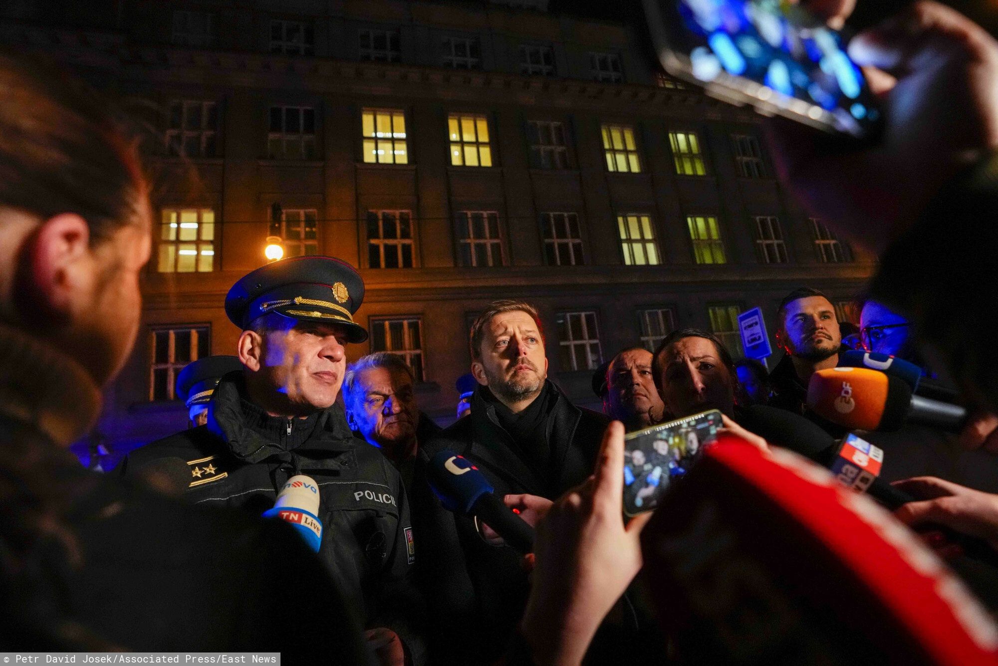 Strzelanina na uniwersytecie w czeskiej Pradze
Czech Republic's Minister of the Interior Vit Rakusan, center, and Police officer Martin Vondrasek, left, speak to the media after a mass shooting in downtown Prague, Czech Republic, Thursday, Dec. 21, 2023. A mass shooting in downtown Prague killed several people and injured others, and the person who opened fire also is dead, Czech police and the city's rescue service said Thursday. (AP Photo/Petr David Josek)
Petr David Josek