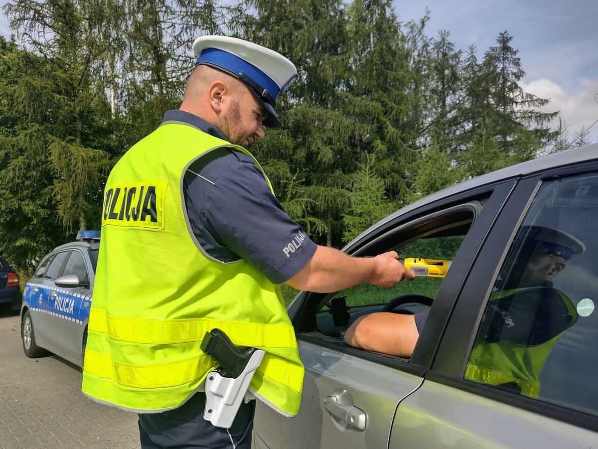 Jechał samochodem i popijał piwo. Trafił na policjanta