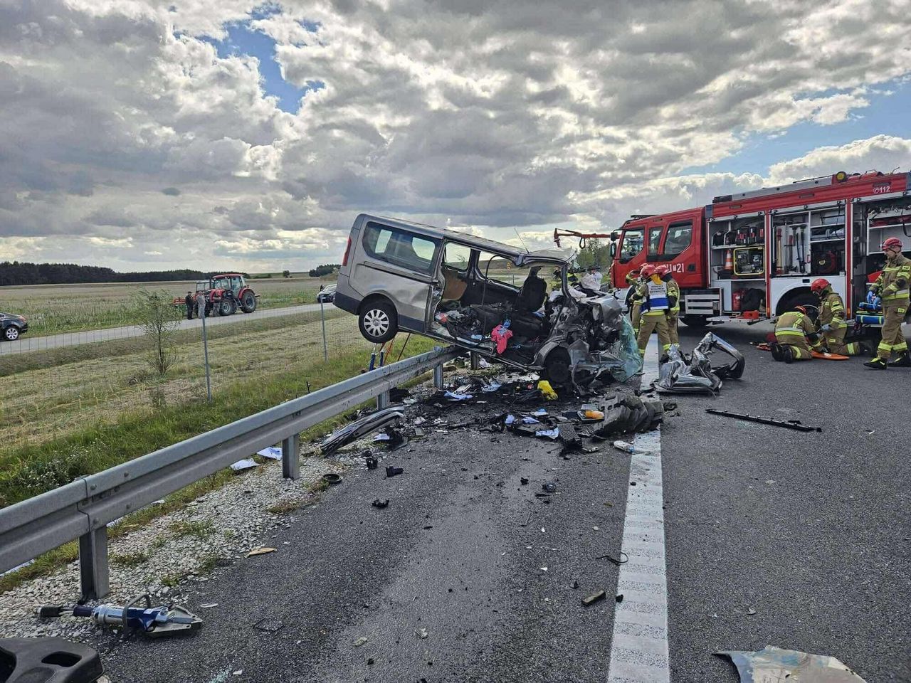 Tragedia na trasie S7 w Mierzawie. Cztery osoby zginęły w zderzeniu busa z ciągnikiem