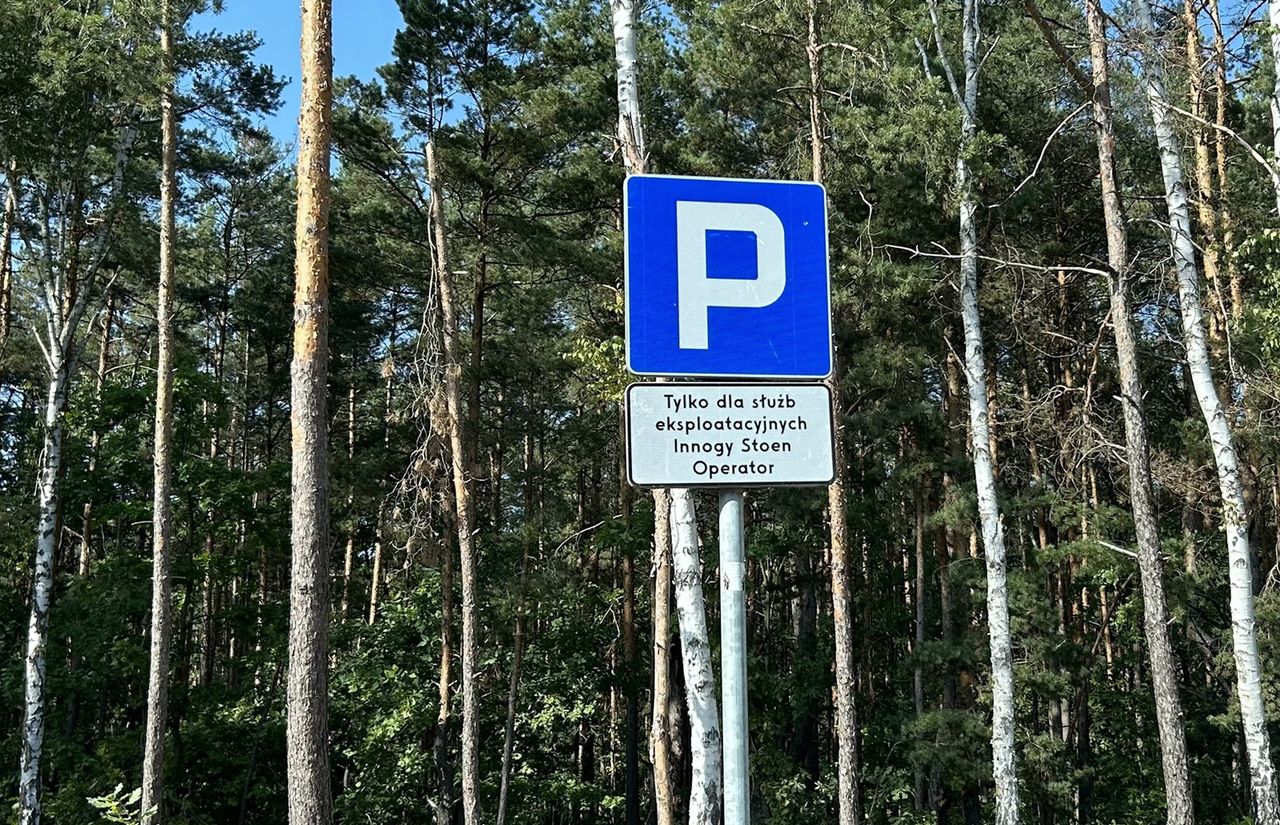 Zgodna z rozporządzeniem tabliczka pod znakiem D-18, która nie budzi najmniejszych wątpliwości co do tego, kto może parkować na wyznaczonym miejscu. 