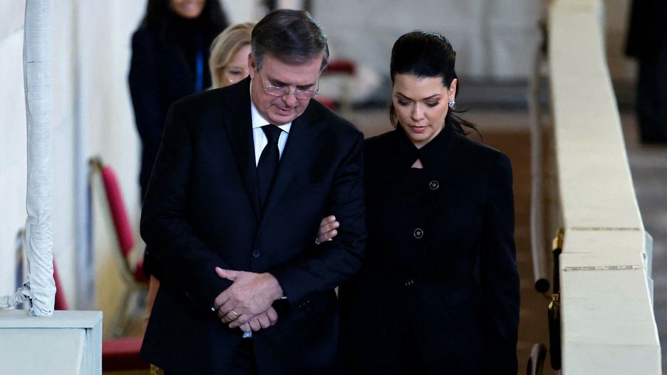 Marcelo Ebrard i Rosalinda Bueso Asfura byli jednymi z zaproszonych na pogrzeb królowej gości