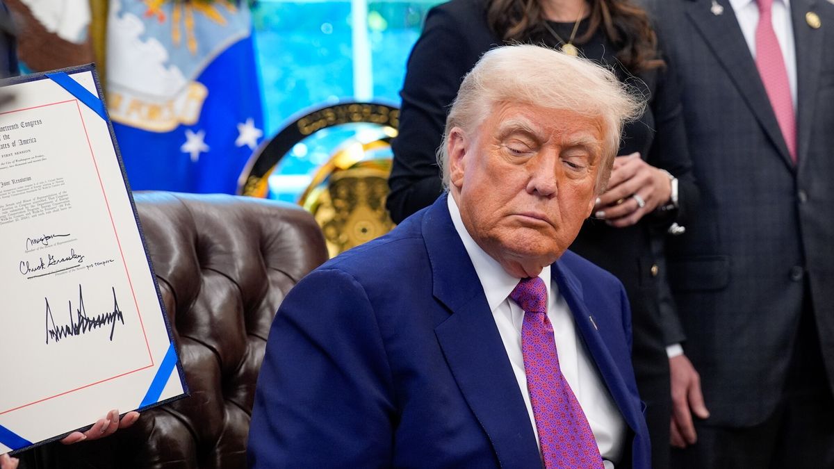 US President Trump Signs Executive Orders in the Oval Office
epa12087763 US President Donald Trump signs executive orders and speaks to reporters in the Oval Office of the White House in Washington, DC, USA, 09 May 2025.  EPA/Yuri Gripas / POOL 
Dostawca: PAP/EPA.
Yuri Gripas / POOL
Oval Office, White House, executive orders