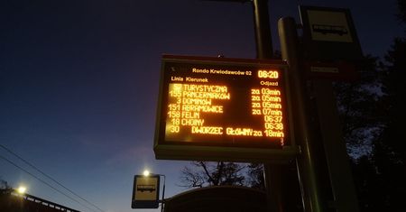 Zmiana czasu na zimowy w ten weekend. Komunikacja miejska i pociągi pojadą inaczej
