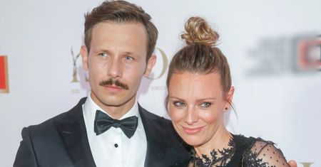 Mateusz Banasiuk świętuje 9. rocznicę związku z Magdaleną Boczarską, publikując sesyjne zdjęcia. Znane celebrytki pieją z zachwytu (FOTO)