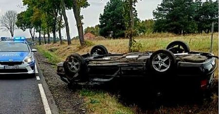 Sarna wybiegła na drogę. Samochód dachował, 30-latka wylądowała w rowie