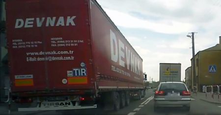 Wariat w ciężarówce i lekceważąca postawa policji [wideo]