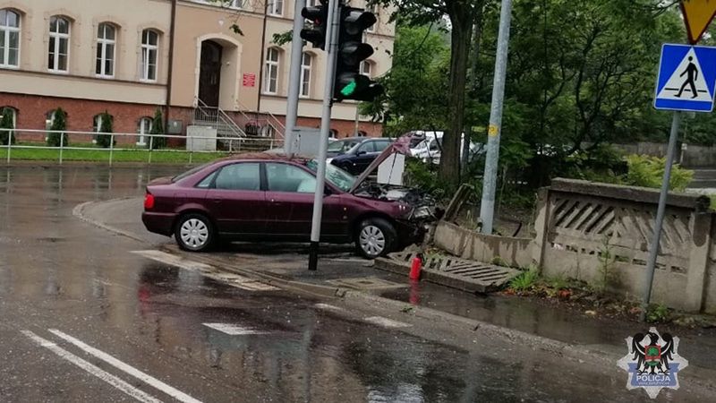 Wałbrzych. 13-latek ukradł samochód sąsiadce. Wjechał nim w płot