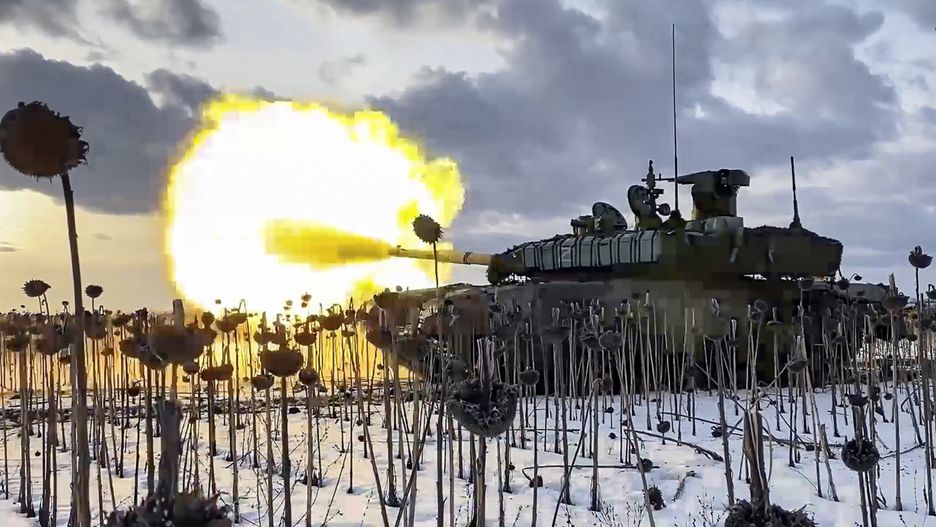 Russia Ukraine conflict
epa10507217 A still taken from a handout video made available 07 March 2023 by the Russian Defence Ministry's press service shows a Russian T-90 battle tank firing at an undisclosed location the in Donetsk region, Ukraine. On 24 February 2022 Russian troops entered the Ukrainian territory in what the Russian president declared to be a 'Special Military Operation', starting an armed conflict that has provoked destruction and a humanitarian crisis.  EPA/RUSSIAN DEFENCE MINISTRY PRESS SERVICE/HANDOUT HANDOUT  HANDOUT EDITORIAL USE ONLY/NO SALES 
Dostawca: PAP/EPA.
RUSSIAN DEFENCE MINISTRY PRESS SERVICE/HANDOUT HANDOUT