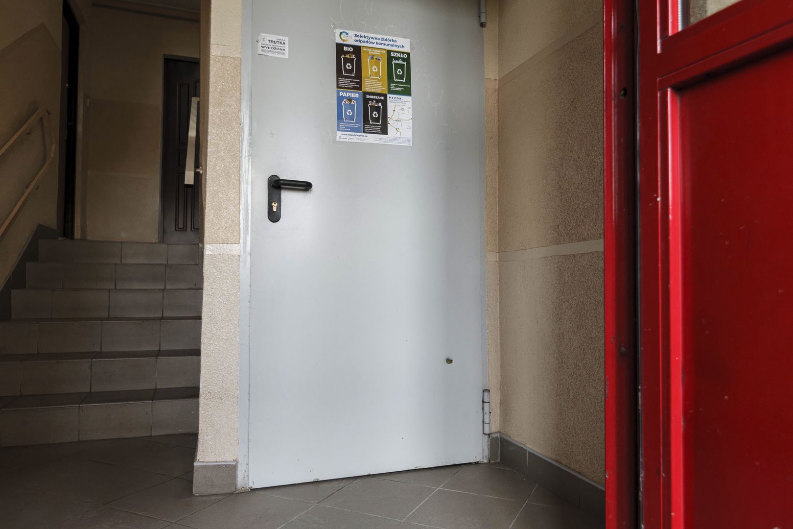 Urządził imprezę w mieszkaniu. Sąsiad zostawił mu pod drzwiami wymowną notatkę