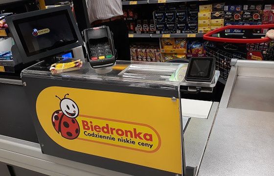 Krótsze kolejki w Biedronkach? Sieć testuje nowe rozwiązanie
