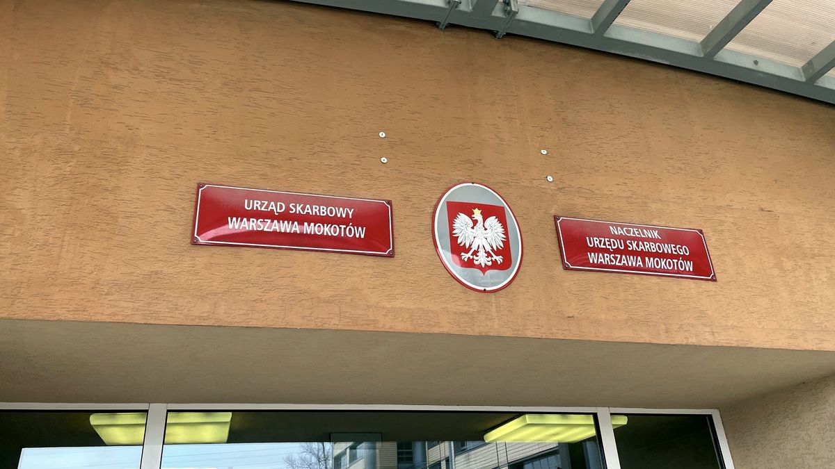 Dwaj funkcjonariusze urzędu skarbowego z Warszawy oskarżeni.