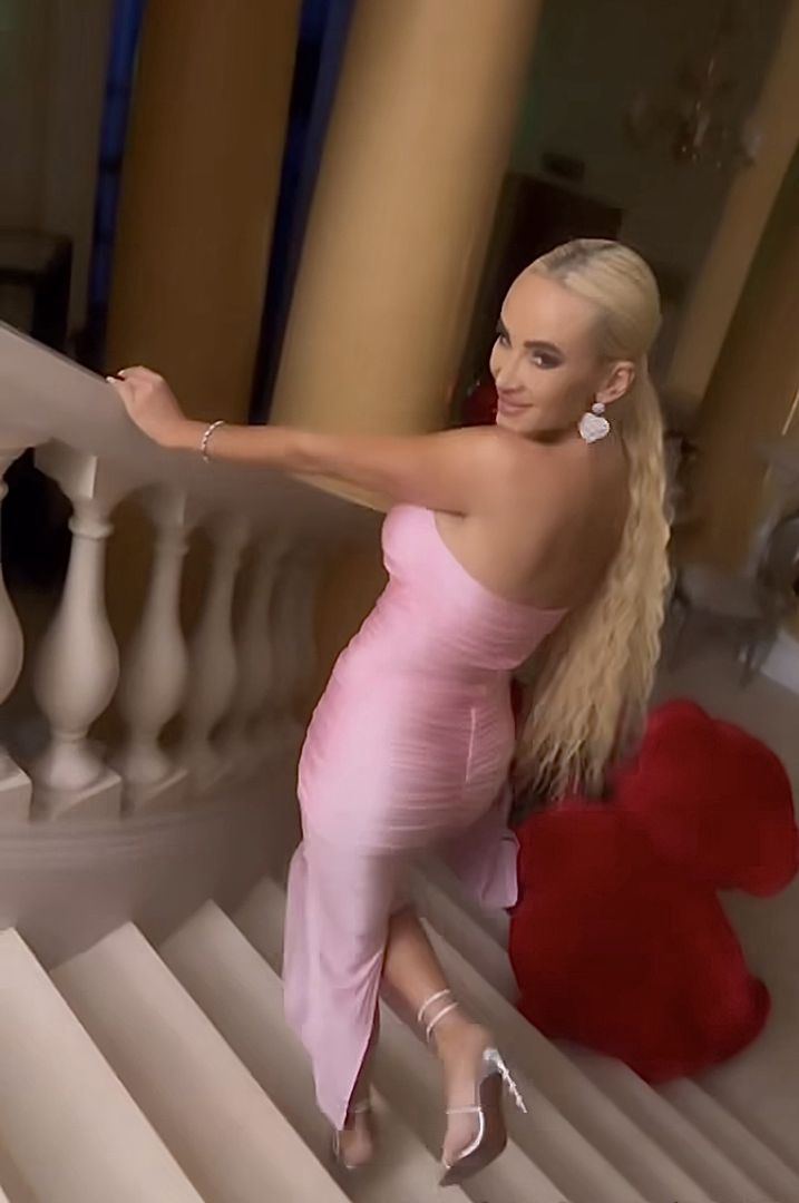 Izabela Macudzińska w stylizacji barbie glam