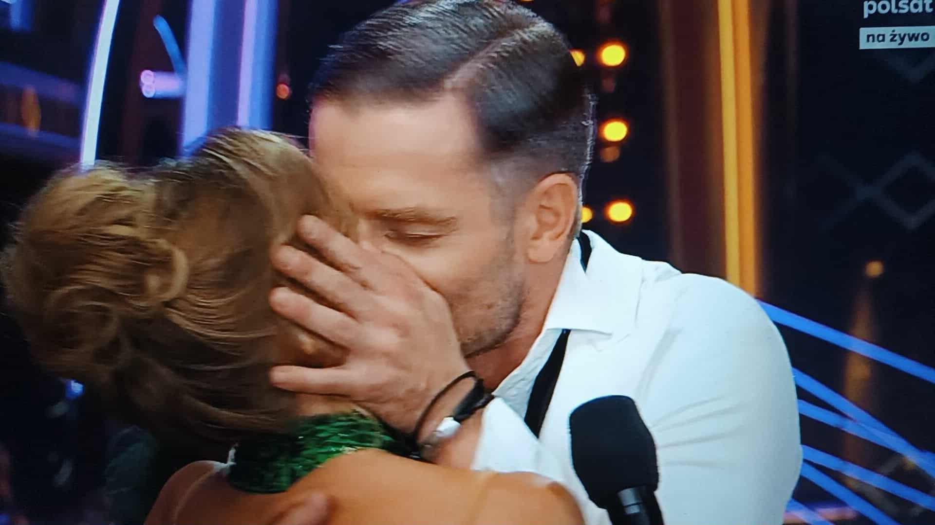 Pocałunek Agnieszki Kaczorowskiej io Marcina Rogacewicza