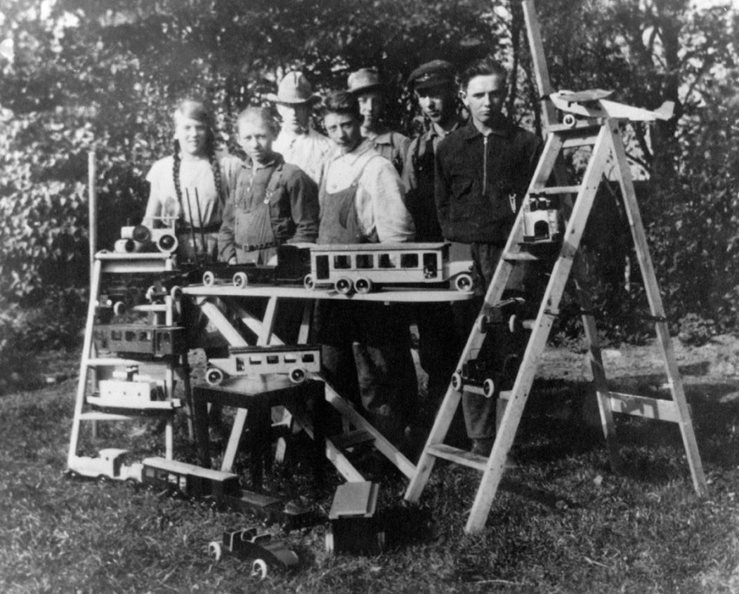 Pierwsze drewniane zabawki i drabina produkowane przez warsztat Olego Kirka Christiansena