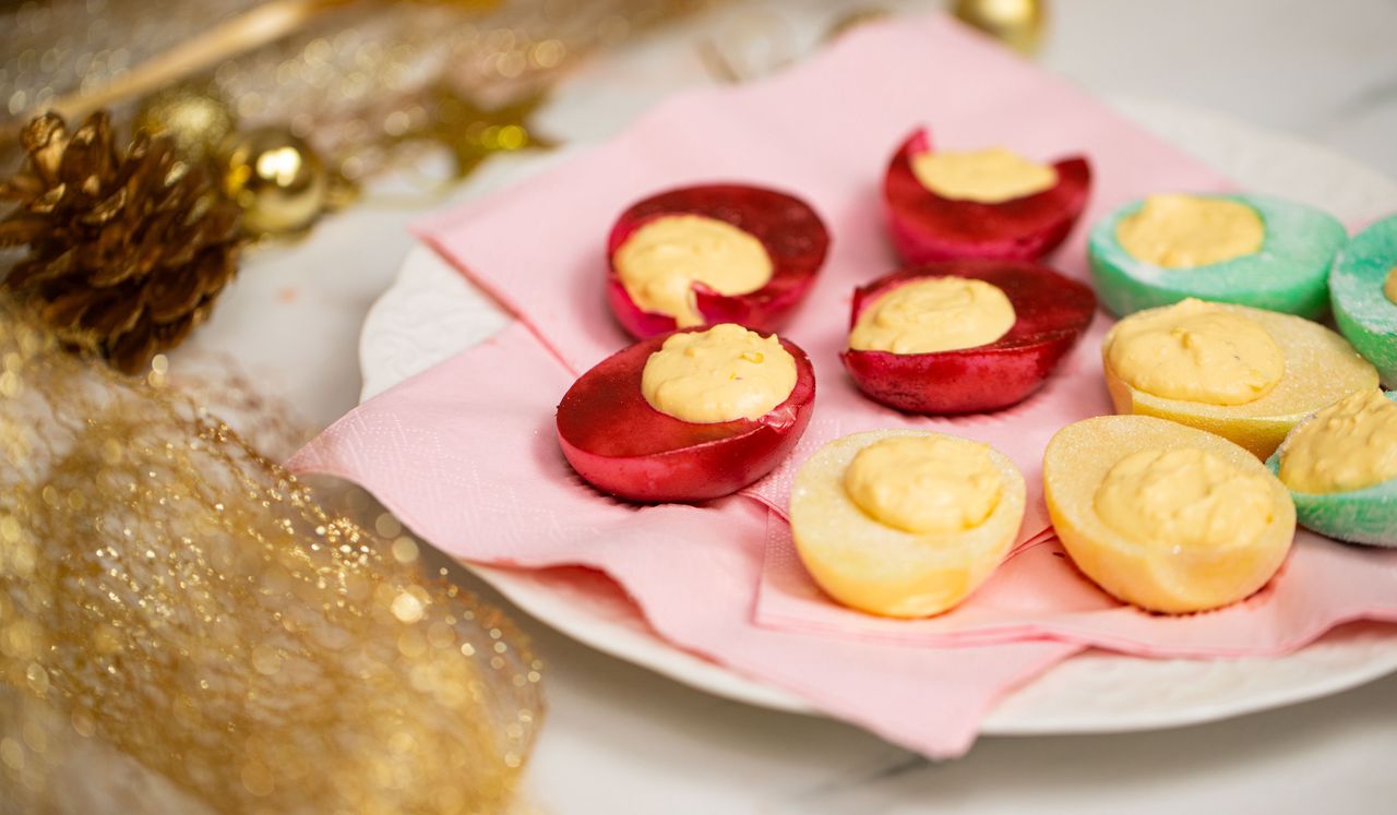 Pofarbuj jajka, obtocz je w brokacie. Na koniec dodaj farsz i stwórz sylwestrowy hit