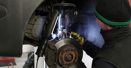 Najbardziej absurdalne samodzielne naprawy samochodów, z jakimi spotkali się mechanicy