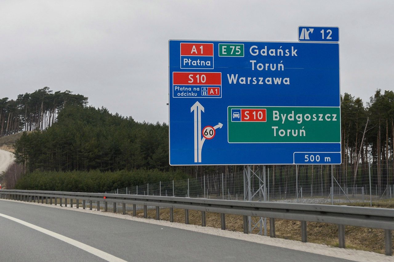 Dodatkowe tabliczki z numerami zjazdów pomogą uniknąć pomyłki