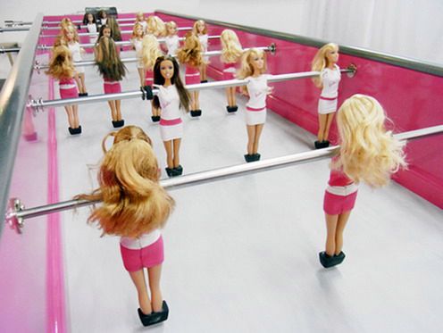 Stół do piłkarzyków pełen różu i Barbie 2