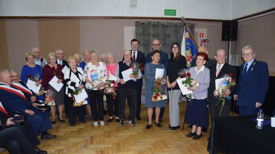 Emerytowani pracownicy PKP Zduńska Wola Karsznice odebrali odznaczenia i pamiątkowe listy