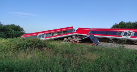 Wykolejony pociąg stał się lokalną atrakcją. Nietypowe zjawisko w Kołbaskowie