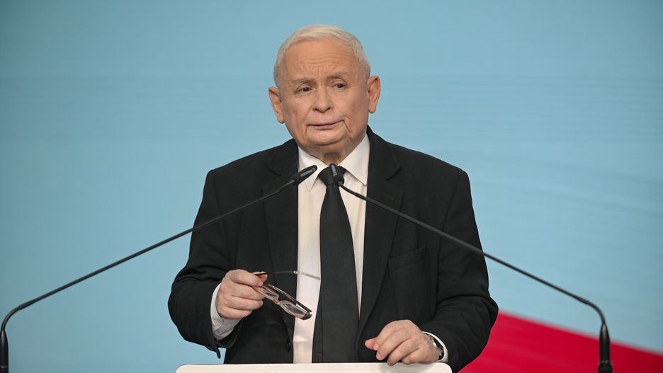Warszawa, 10.05.2024. Prezes PiS Jarosław Kaczyński podczas oświadczenia w siedzibie partii w Warszawie, 10 bm. Oświadczenie dotyczyło stanowiska w sprawie Zielonego Ładu. (ad) PAP/Marcin Obara