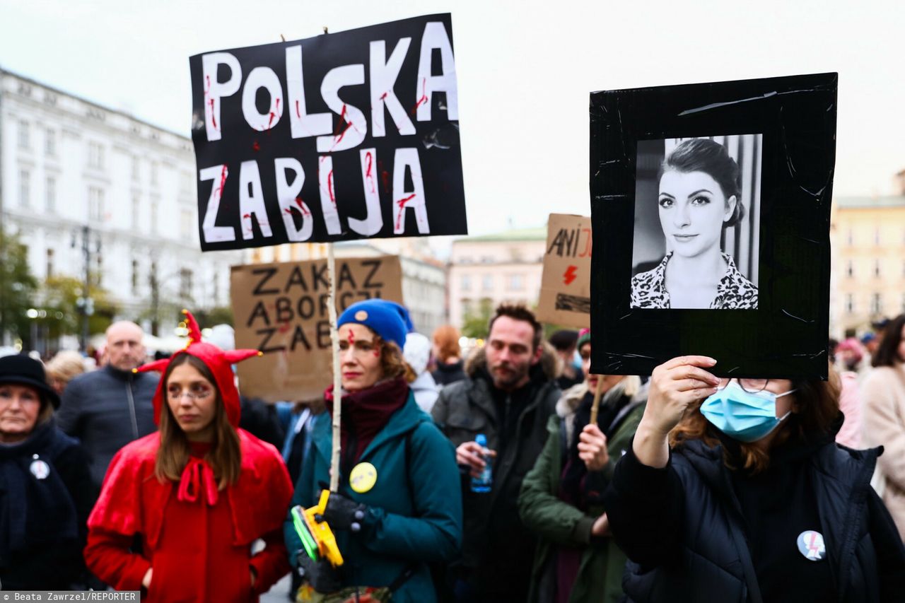 Marsz dla Izy w Krakowie. Kobieta zmarła w szpitalu. Lekarze przyjęli wobec niej "postawę wyczekującą"