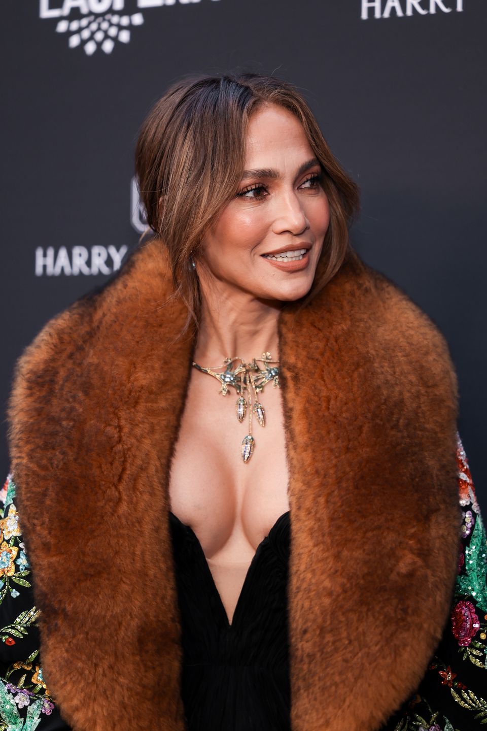 Jennifer Lopez hipnotyzuje głębokim dekoltem w operze