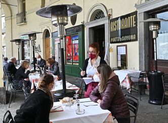 Włosi otworzyli restauracje. Na kolację na mieście poszedł milion osób