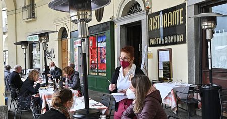 Włosi otworzyli restauracje. Na kolację na mieście poszedł milion osób