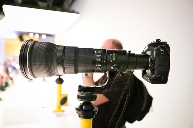 Pierwsza z nich to AF-S NIKKOR 800mm f/5.6E FL ED VR. Jego konstrukcja optyczna składa się z 20 soczewek w 13 grupach (w tym 2 soczewki ze szkła ED, 2 soczewki fluorytowe i soczewki z powłoką nanokrystaliczną) oraz 1 przednie szkło ochronne. Obiektyw waży 4590 g i ma średnicę filtra 160 mm.