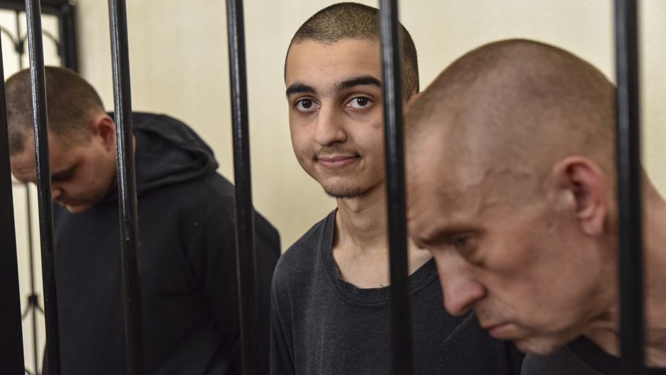British citizens Aiden Aslin (L) and Shaun Pinner (R) and Moroccan Saaudun Brahim (C) attend a sentencing hearing at the Supreme Court of the self-proclaimed Donetsk People's Republic (DPR) in Donetsk, eastern Ukraine, 09 June 2022 (issued 10 June 2022). On 09 June 2022, DPR's Supreme Court sentenced two British nationals and a Moroccan national to death. The three men, who fought for the Ukrainian Armed Forces and then surrendered, were accused by local authorities of participating in hostilities on the side of Ukraine as mercenaries. On 24 February Russian troops had entered Ukrainian territory in what the Russian president declared a 'special military operation', resulting in fighting and destruction in the country and a humanitarian crisis. EPA/STRINGER Dostawca: PAP/EPA.