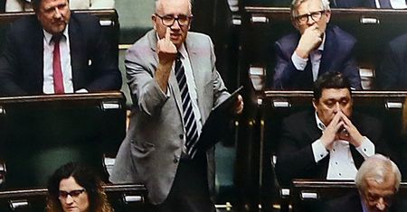 PO chce ukarania posła PiS za gest "środkowego palca"