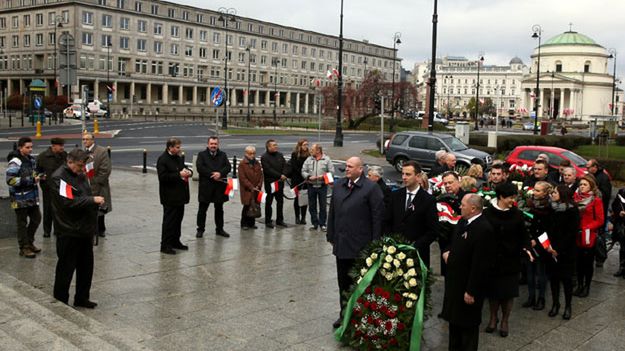Prezes PSL Władysław Kosiniak-Kamysz i politycy PSL Piotr Zgorzelski i Marek Sawicki, podczas uroczystego złożenia kwiatów przed pomnikiem Wincentego Witosa w Warszawie