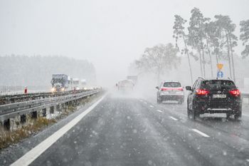 Alerty IMGW dla 10 województw. Śnieg, deszcz i śliskie drogi