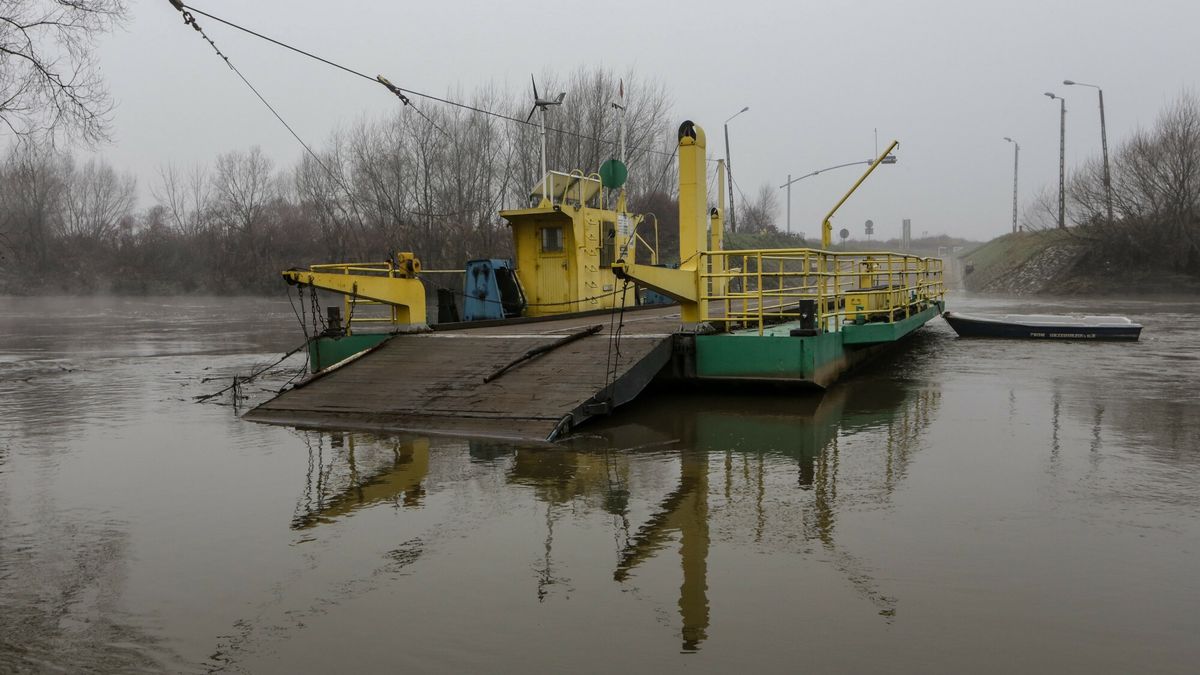reporter_baza_2021-01
31.12.2020 Ciechowice powiat raciborski Rzeka Odra w ostatni dzien 2020 roku Przeprawa promowa pomiedzy Ciechowicami a Grzegorzowicami fot. Dominik Gajda/REPORTER
Dominik Gajda/REPORTER