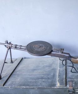 Mężczyzna czyścił karabin maszynowy na myjni samochodowej. Tłumaczył, że znalazł w ziemi i postanowił zatrzymać