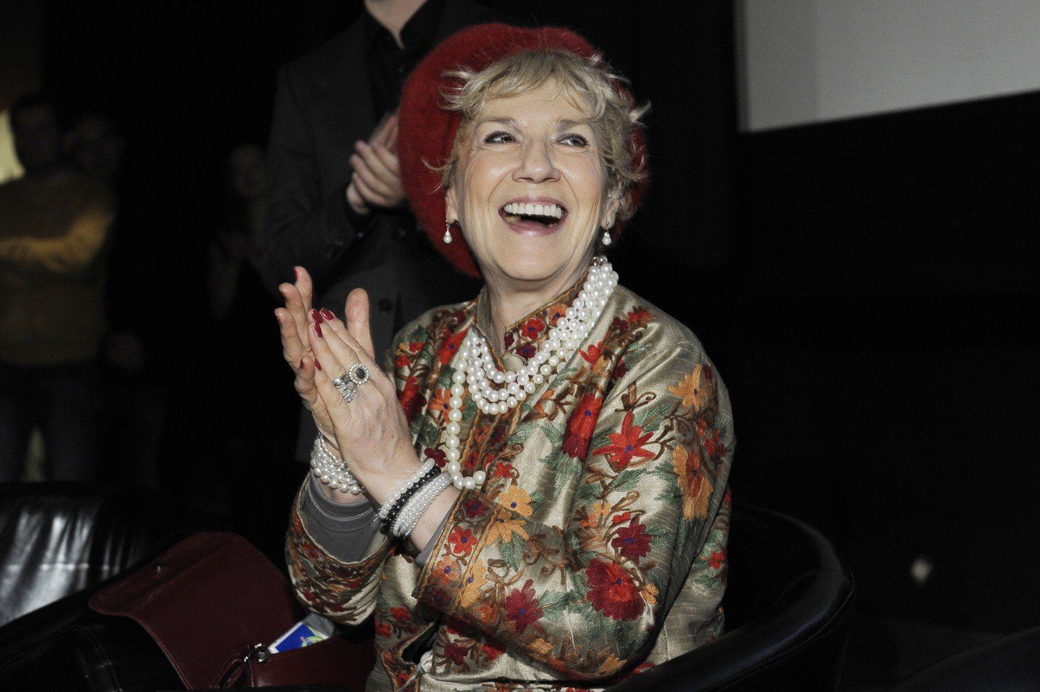 Emilia Krakowska uważa, że każda chwila życia jest cenna i należy ją odpowiednio celebrować. I tak właśnie postępuje filmowa Jagna z &#34;Chłopów&#34; Reymonta - zawsze elegancka, w kapeluszu, uśmiechnięta. Zobacz w galerii, jak ubiera się Emilia Krakowska i jak odejmuje sobie lat stylizacjami &gt;&gt;&gt;
