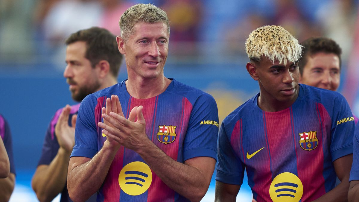 BARCELONA, SPAIN - AUGUST 10: Robert Lewandowski and Lamine Yamal of FC Barcelona look on prior to the Joan Gamper Trophy match between FC Barcelona and Como1907 at Estadi Johan Cruyff on August 10, 2025 in Barcelona, Spain. (Photo by Pedro Salado/Getty Images)