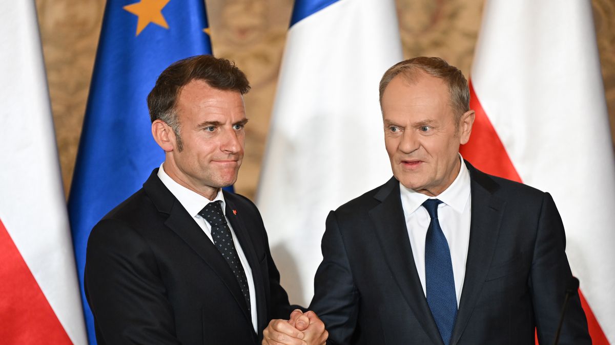 Gdańsk, 20.04.2026. Premier Donald Tusk (P) i prezydent Francji Emmanuel Macron (L) podczas konferencji prasowej w Dworze Artusa w Gdańsku, 20 bm. Politycy wzięli udział w I Polsko-Francuskim Szczycie Międzyrządowym. Spotkanie realizuje postanowienia Traktatu o wzmocnionej współpracy i przyjaźni między Polską a Francją, podpisanego 9 maja 2025 r. w Nancy. Rozmowy będą dotyczyć m.in. relacji dwustronnych Polski i Francji, wyzwań dla bezpieczeństwa w Europie, a także relacji sojuszniczych i transatlantyckich. 20 kwietnia jest Dniem Przyjaźni Polsko-Francuskiej. (ad) PAP/Adam Warżawa