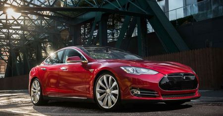 Nowa Tesla P85D: dwa silniki i sztuczna inteligencja, która myśli i reaguje za kierowcę