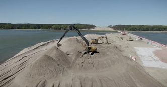 Przekop Mierzei Wiślanej. Pierwsze warstwy asfaltu pod drogę już wylane