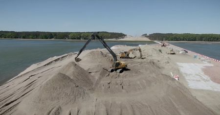 Przekop Mierzei Wiślanej. Pierwsze warstwy asfaltu pod drogę już wylane