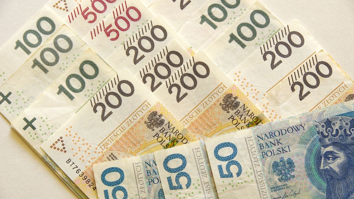 Stock Marek Bazak
PHOTO: ZOFIA I MAREK BAZAK / EAST NEWS   N/z pieniadze, banknoty o nominale 50, 100, 200 i 500 zl.
ZOFIA BAZAK