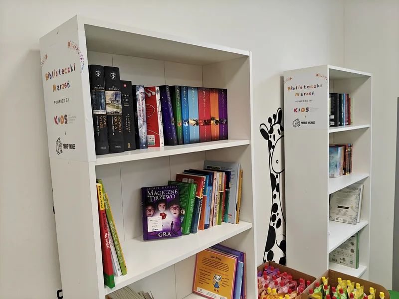 Biblioteczki Marzeń Fundacji K.I.D.S. i Mobile Vikings trafią do trzech szpitali dziecięcych