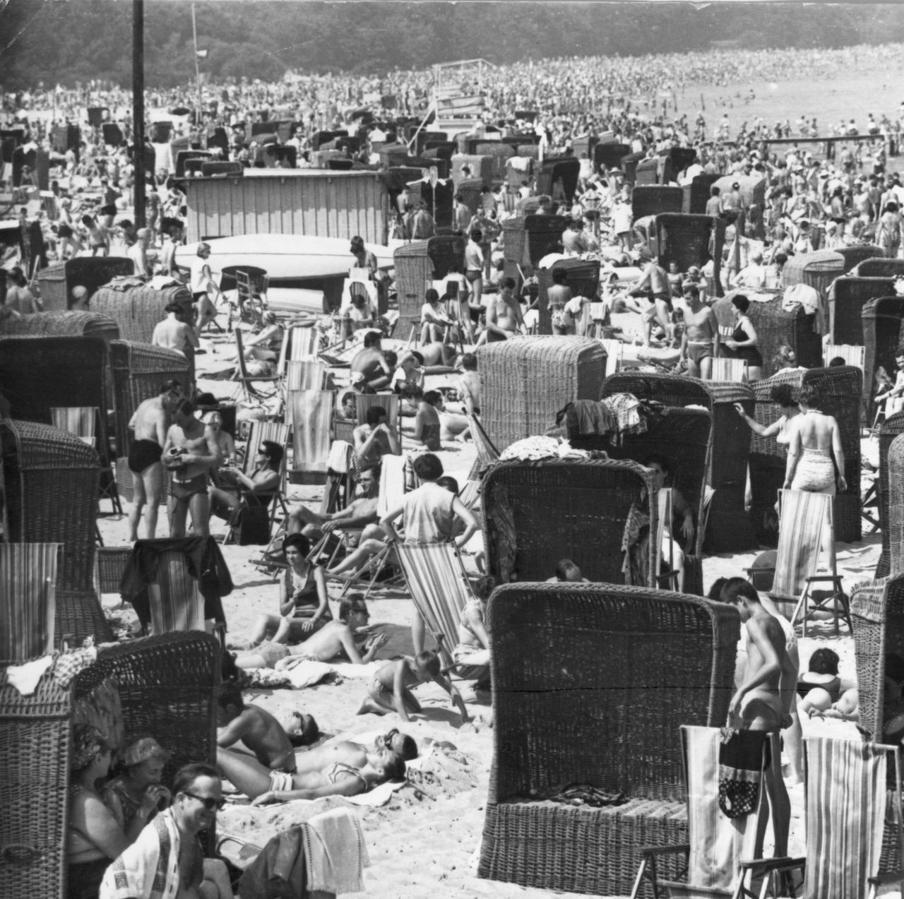 Tak wyglądały wakacje nad morzem w PRL-u. Ile z nich pamiętasz?