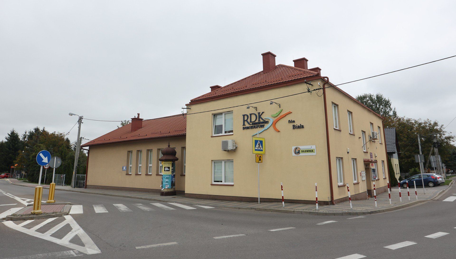 Ze szkołą sąsiaduje filia RDK.