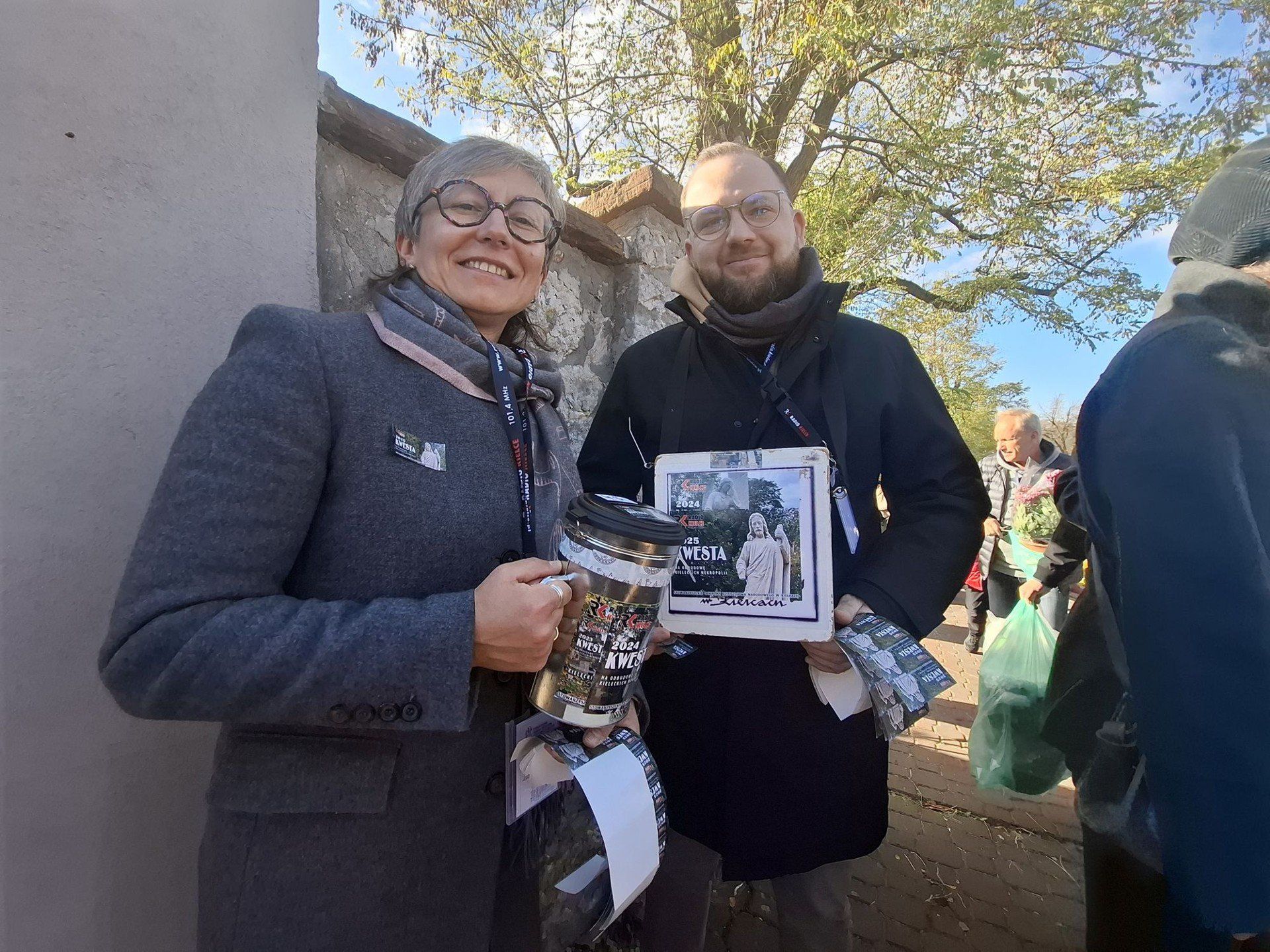 Przy cmentarzu prowadzono kwestę na renowację zabytkowych nagrobków.
