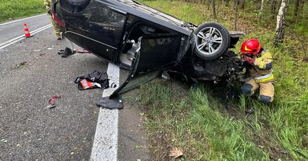 Dachowanie na DK78 pod Jędrzejowem. Ford uderzył w drzewo [zdjęcia]