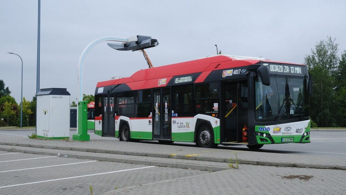 Autobus elektryczny na pętli autobusowej przy ul. Wróbla / al. Kraśnicka