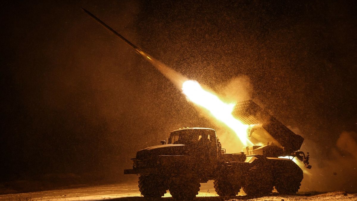 Wojna w Ukrainie rok 2025
TOPSHOT - This handout photograph taken on February 23, 2025 and released on February 25, 2025 by the press service of the 24th Mechanized Brigade of Ukrainian Armed Forces at an undisclosed location near Chasiv Yar, Donetsk region, shows Ukrainian servicemen of the 24th Mechanized Brigade firing a MRLS BM-21 'Grad' towards Russian positions amid the Russian invasion of Ukraine. (Photo by Handout / 24th Mechanized Brigade of Ukrainian Armed Forces / AFP) / RESTRICTED TO EDITORIAL USE - MANDATORY CREDIT "AFP PHOTO / PRESS SERVICE OF THE 24TH MECHANIZED BRIGADE OF UKRAINIAN ARMED FORCES" - NO MARKETING NO ADVERTISING CAMPAIGNS - DISTRIBUTED AS A SERVICE TO CLIENTS
HANDOUT